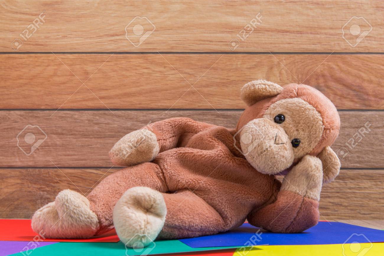 カラフルな背景で Vaus 姿勢で猿の人形 の写真素材 画像素材 Image