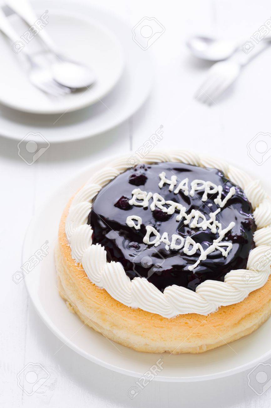 白い木製の背景にお誕生日おめでとうパパのケーキ の写真素材 画像素材 Image