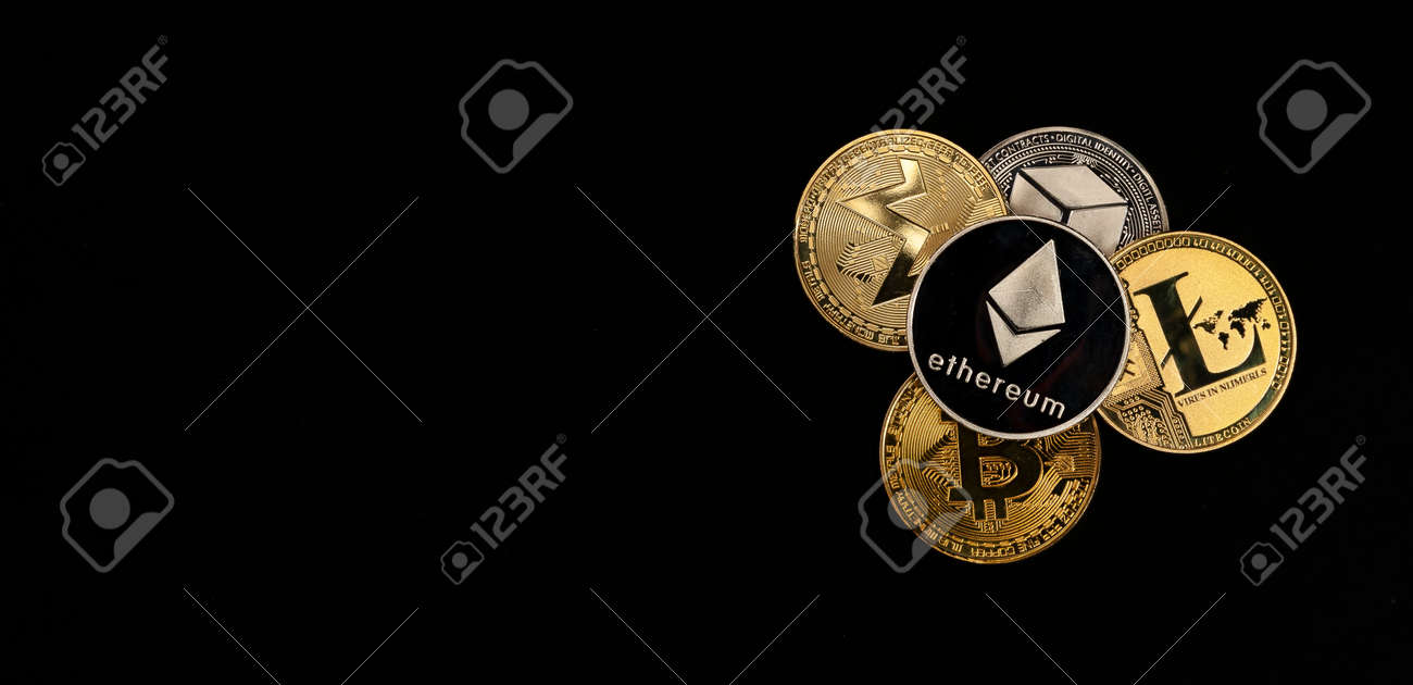 黒い背景に光沢のある暗号通貨コインが積み重なり、イーサリアム、ビットコイン、モネロ、ライトコインの上面図。の写真素材・画像素材 Image  189768084