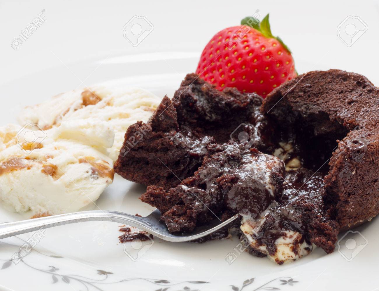 Gateau Au Chocolat Volcan Avec De La Creme Et De Fraises Glacee Onctueuse Banque D Images Et Photos Libres De Droits Image