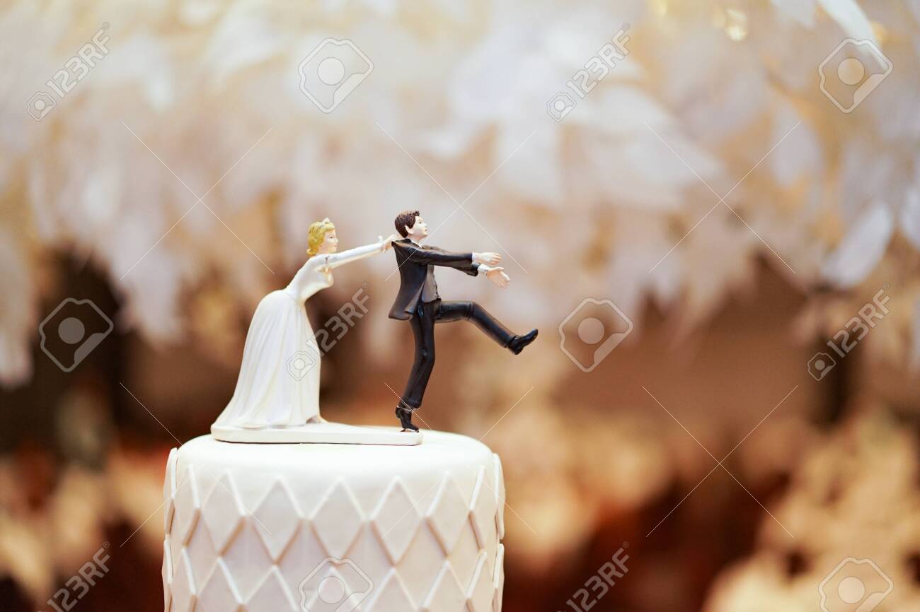 groom doll and statue is running away but bride can catch him finally. the funny wedding story doll on the top of cake. - 128807637 groom doll and statue is running away but bride can catch him finally. the funny wedding story doll on the top of cake. - 128807637