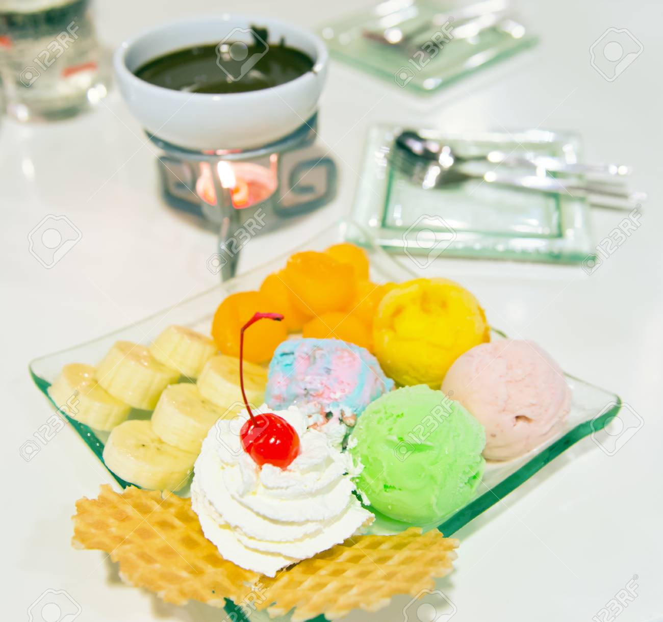 低脂肪 ベリーに自家製アイスクリーム ホイップ クリーム スライスしたバナナ ワッフルとチョコレートの Fongdu タイで非常に有名な甘いデザート添え の写真素材 画像素材 Image 低脂肪 ベリーに自家製アイスクリーム ホイップ クリーム スライスしたバナナ ワッフルとチョコレートの Fongdu タイで非常に有名な甘いデザート添え の写真素材 画像素材 Image