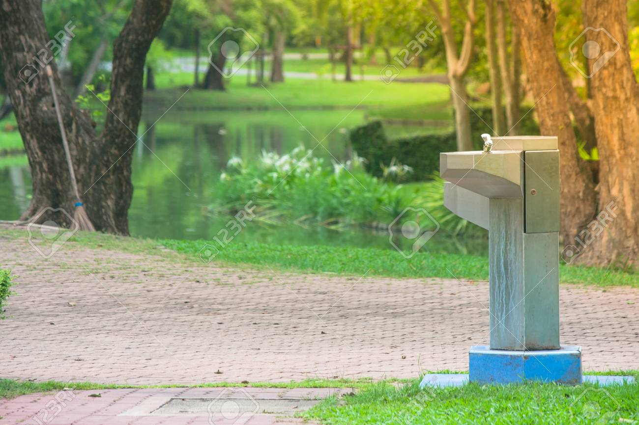 Fontaine Deau Potable Dans Le Parc Avec Fond Vert Naturel Et De La Lumière Du Soleil