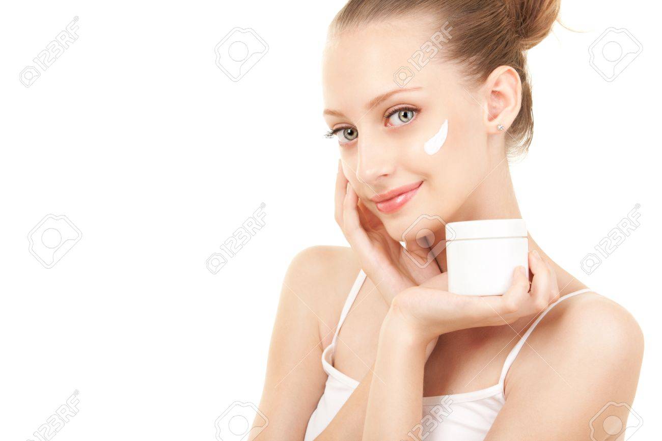 かわいい女性を彼女の顔にクリームを適用します の写真素材 画像素材 Image