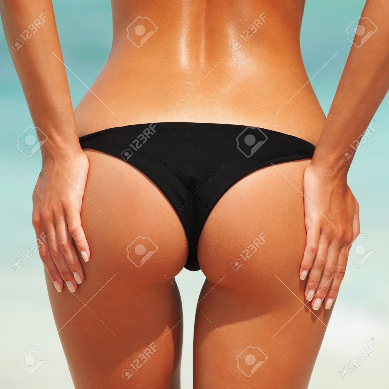 ビーチの背景にセクシーな女性のお尻 の写真素材 画像素材 Image