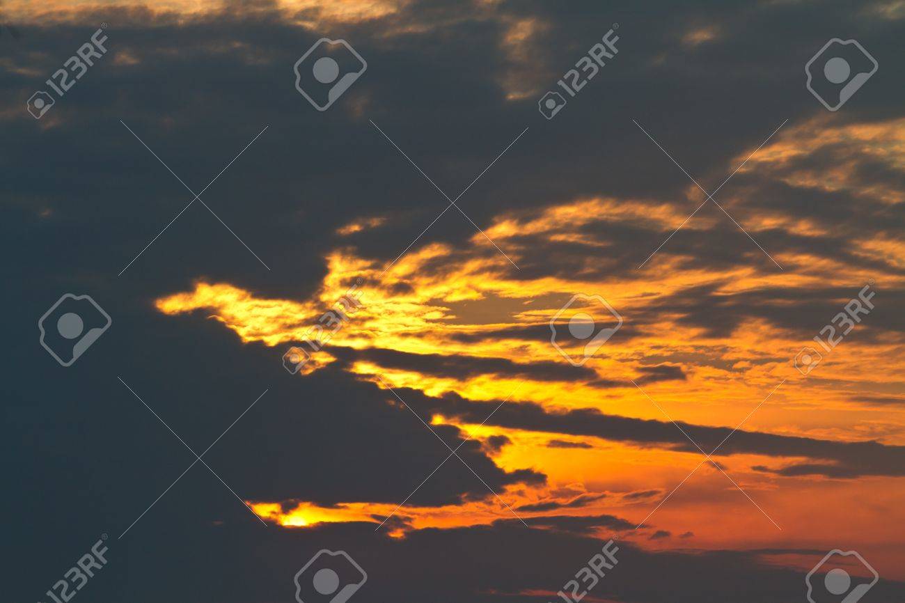 太陽セットの抽象的な龍雲 の写真素材 画像素材 Image