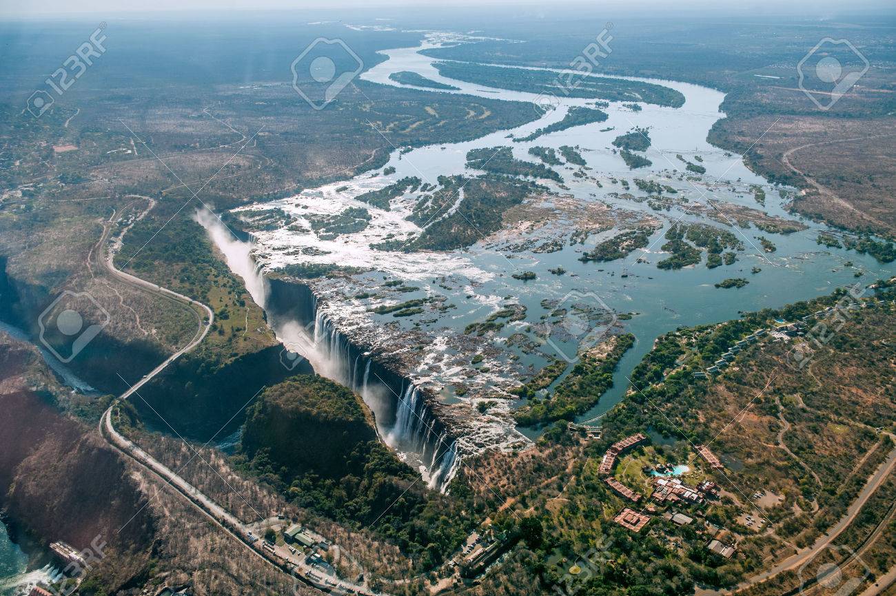 Victoria Tombe Sur Hélicoptère. Vue Aérienne Des Chutes Victoria Sur Le Fleuve Zambèze, Frontière De La Zambie Et Du Zimbabwe. Afrique Banque D'Images Et Photos Libres De Droits. Image 63140537.