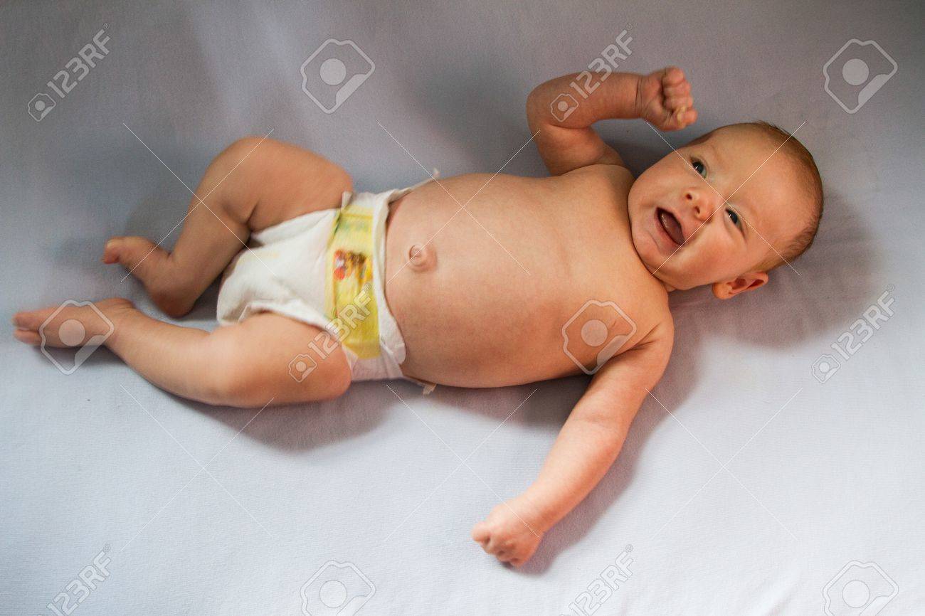Bebe Porte Des Couches Est Etire De Tout Son Long Et Souriant Banque D Images Et Photos Libres De Droits Image