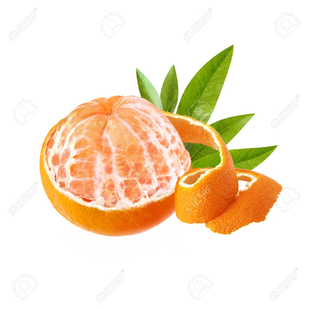 1 つは熟したとジューシーなみかんを皮をむいた 美しい肌と緑葉付きみかん マンダリンは 白い背景で隔離 の写真素材 画像素材 Image