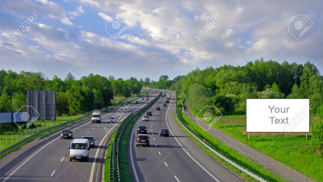 車の往来の多くと高速道路に看板 の写真素材・画像素材. Image 21677973.