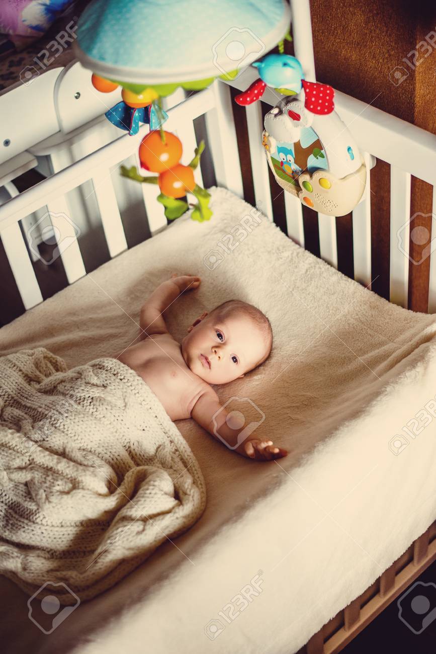 bebe con cuna juguete