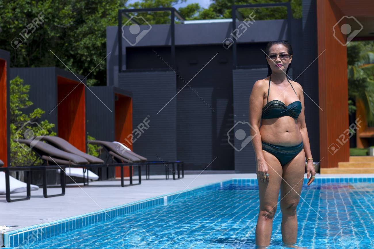 Sex in a swimming pool pics 50