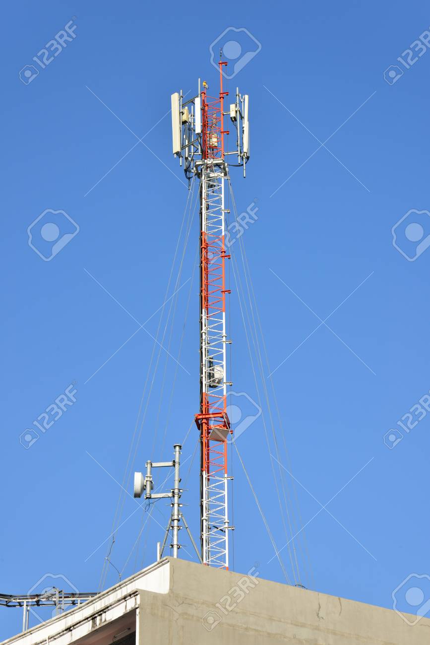 Antena De Radio Comunicación Y Torre De Satélite Fotos, Retratos, Imágenes Y Fotografía Archivo Libres De Derecho. Image 27303998.