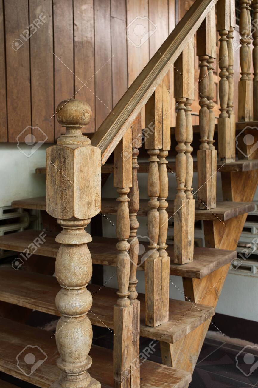 木製の階段 手すり木造のタイスタイルの彫刻 の写真素材 画像素材 Image