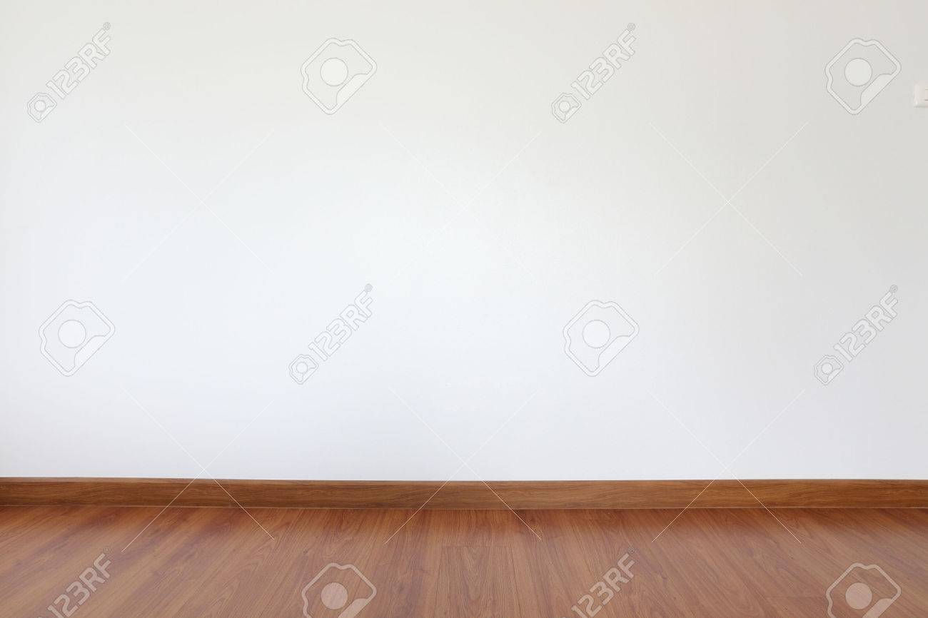 部屋で白いモルタルの壁と木の床 の写真素材 画像素材 Image