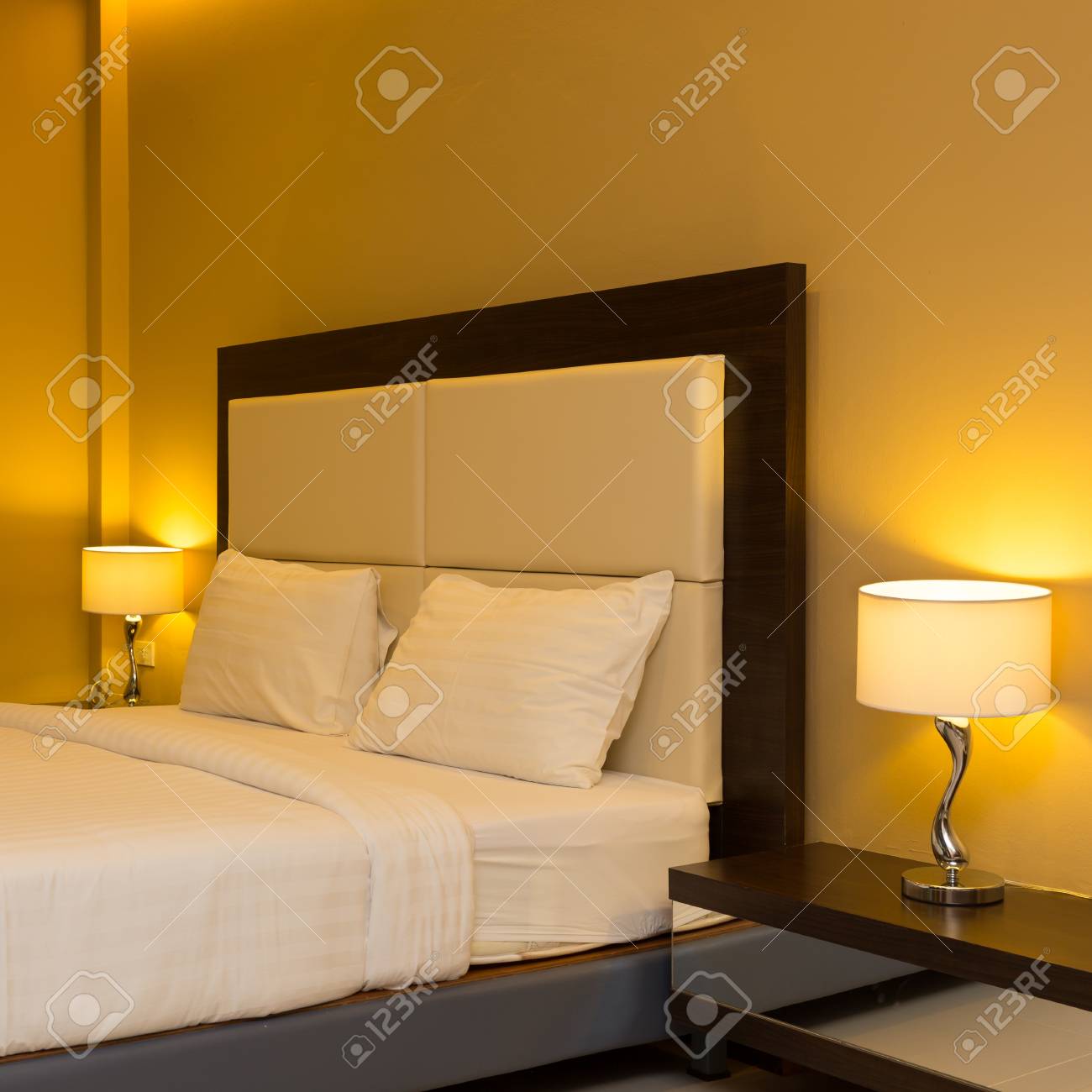 Intérieur chambre avec un lit et une lampe de décoration Intérieur chambre avec un lit et une lampe de décoration