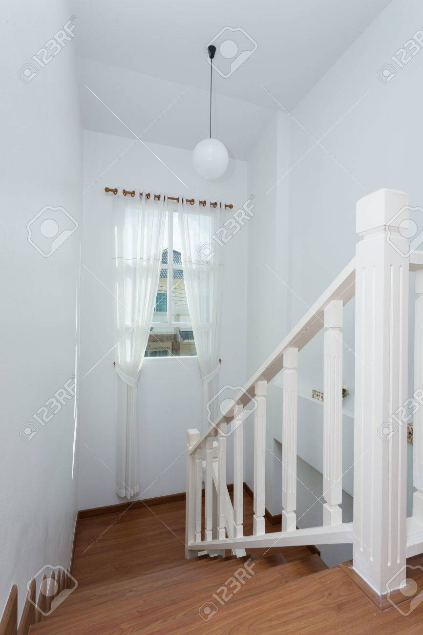 Fenêtre De Rideau Blanc Dans La Maison Moderne Banque D\'Images Et ... Fenêtre De Rideau Blanc Dans La Maison Moderne Banque D\'Images Et ...