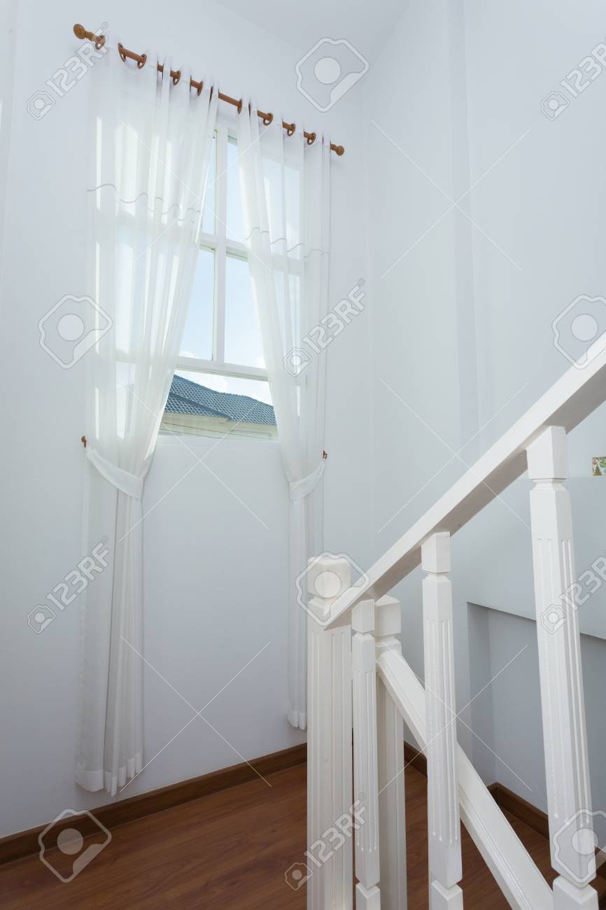 Fenêtre De Rideau Blanc Dans La Maison Moderne Banque D\'Images Et ... Fenêtre De Rideau Blanc Dans La Maison Moderne Banque D\'Images Et ...