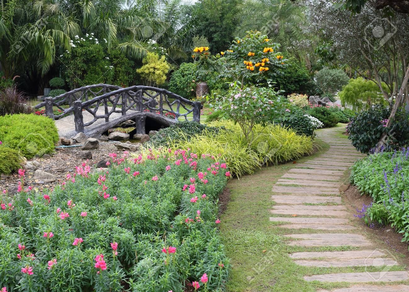 花ガーデニング経路と庭の橋の風景 の写真素材 画像素材 Image
