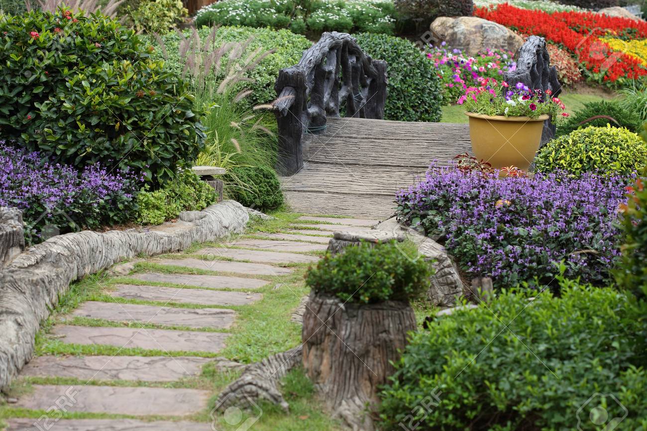 花ガーデニング経路と庭の橋の風景 の写真素材 画像素材 Image