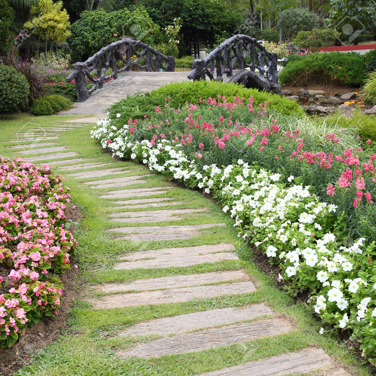 Landschaft Der Blumengartenarbeit Mit Weg Und Brucke Im Garten Lizenzfreie Fotos Bilder Und Stock Fotografie Image 36168153