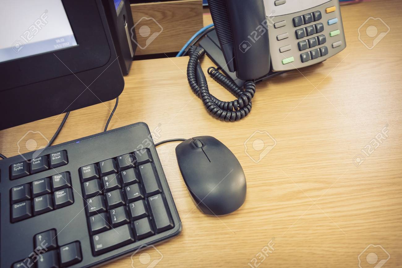 Pc Dans Le Bureau : Table de travail dans le bureau avec téléphone et ordinateur pc