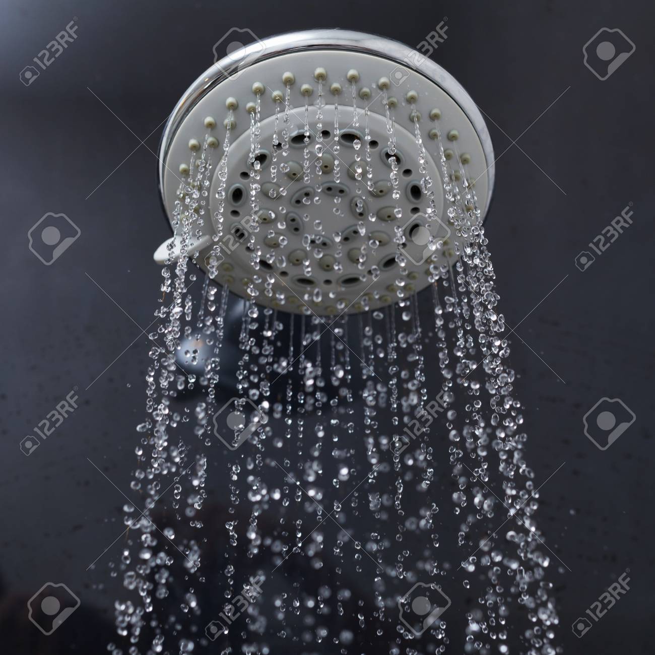 Fust Salle De Bain Geneve ~ t te de douche dans salle de bain avec de l eau qui coule gouttes Fust Salle De Bain Geneve ~ t te de douche dans salle de bain avec de l eau qui coule gouttes