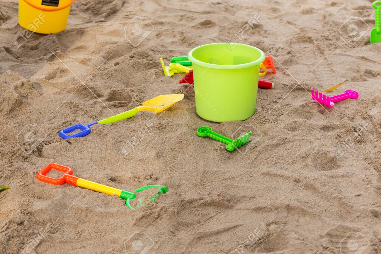 子供のおもちゃを再生するため砂バケツとシャベル遊び場で楽しむ家族の活動に の写真素材 画像素材 Image