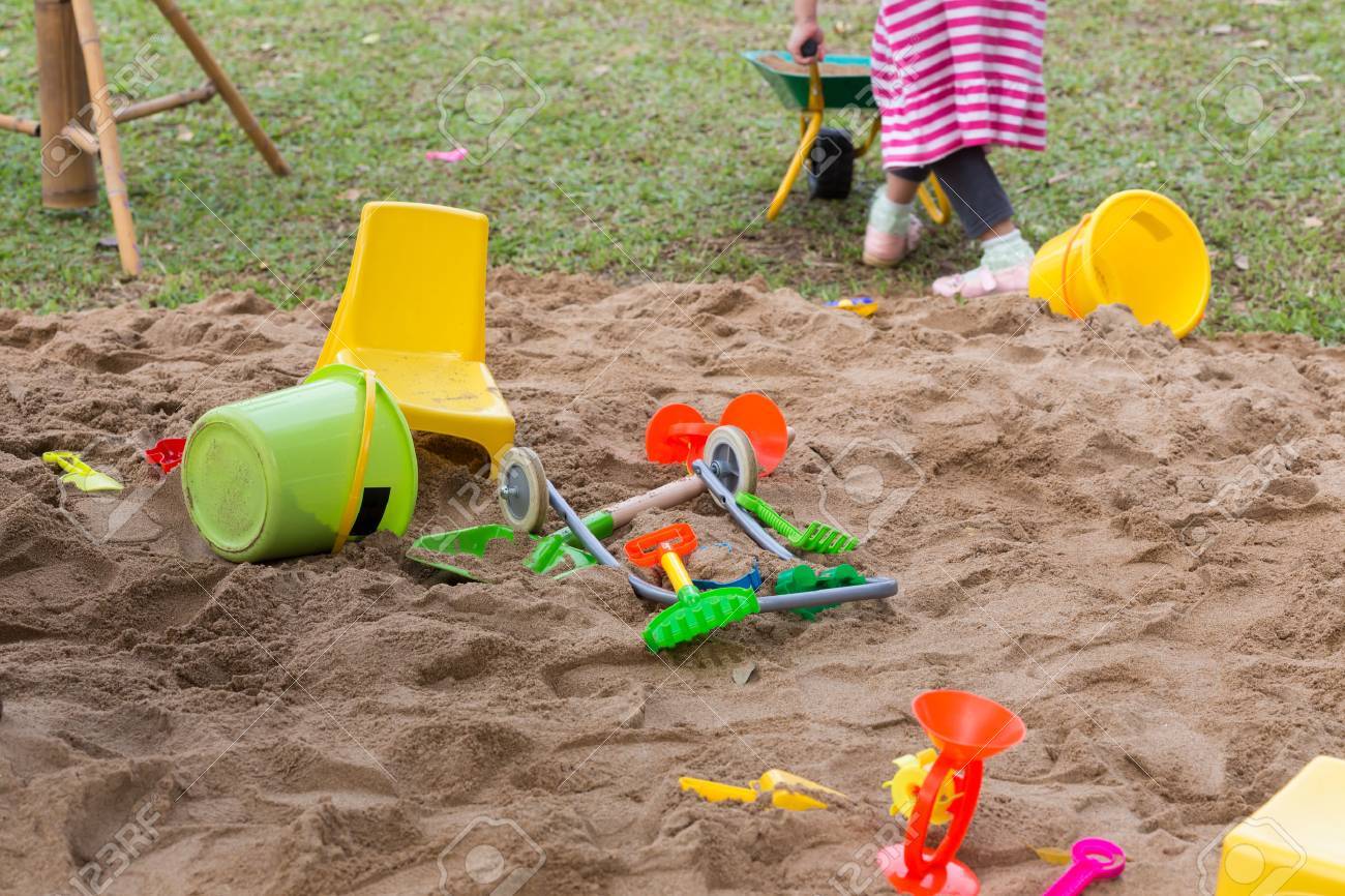 砂を再生するための子供のおもちゃは 遊び場でお楽しみください の写真素材 画像素材 Image