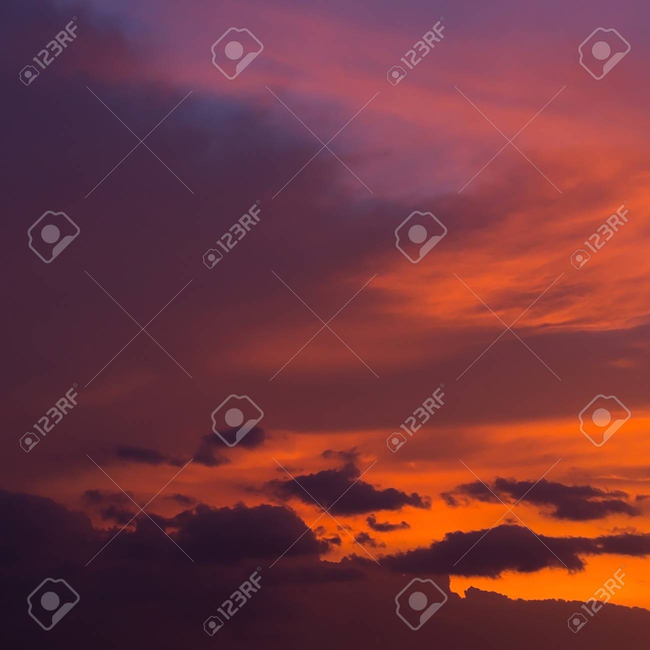 オレンジ色の雲 夕暮れ空の背景とカラフルなドラマチックな夕焼け空 の写真素材 画像素材 Image