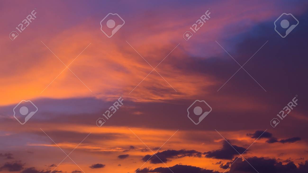 オレンジ色の雲 夕暮れ空の背景とカラフルなドラマチックな夕焼け空 の写真素材 画像素材 Image