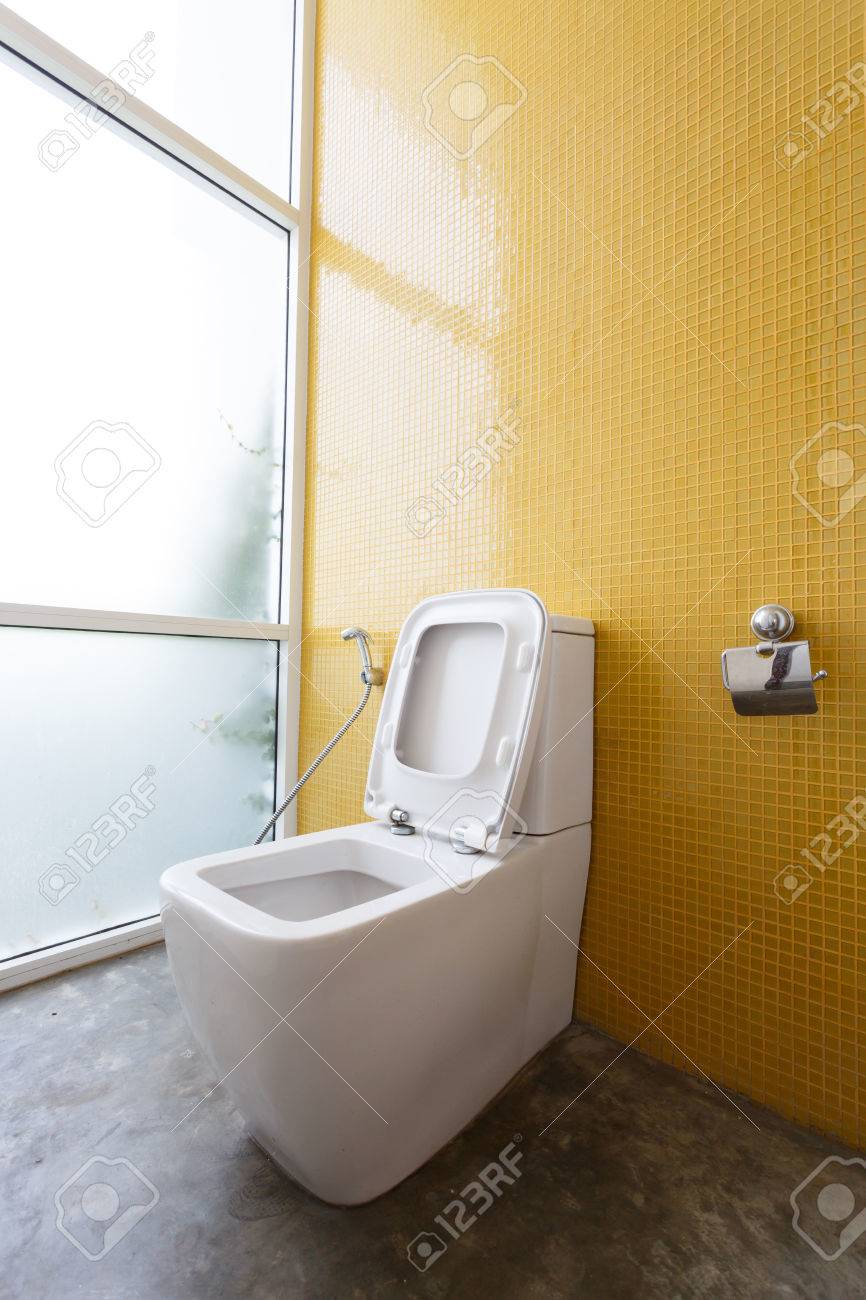 Weiss Toilette Mit Wasserspulung Und Gelbe Wand Mosaik Dekoration Im Modernen Badezimmer Inter Hause Lizenzfreie Fotos Bilder Und Stock Fotografie Image 59140842