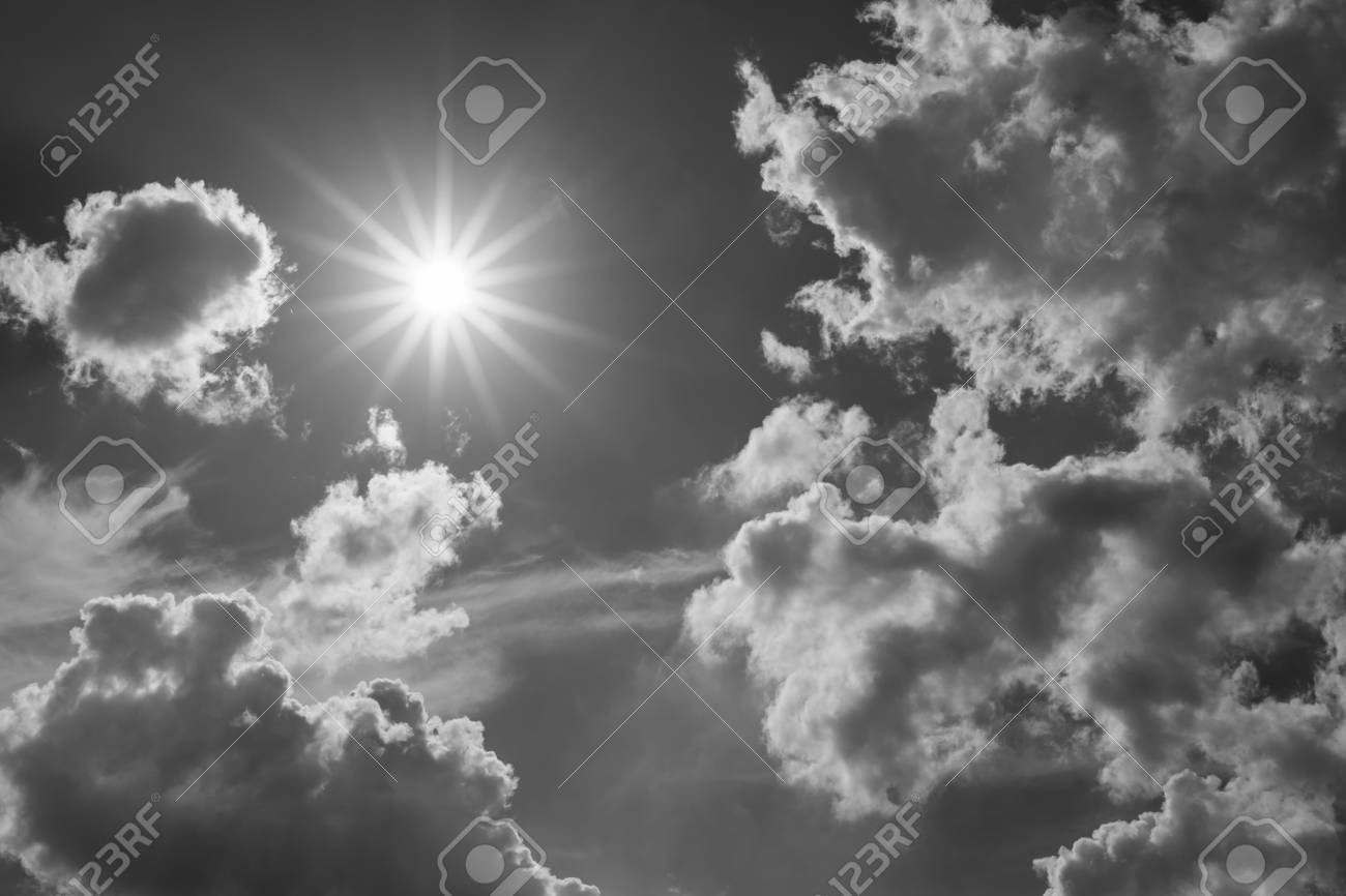 天気曇り 背景が黒と白のモノトーンの明確な空の太陽 の写真素材 画像素材 Image