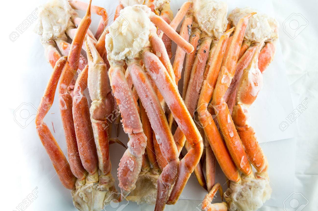 市場の販売のためのボックスで冷凍カニ爪 の写真素材 画像素材 Image