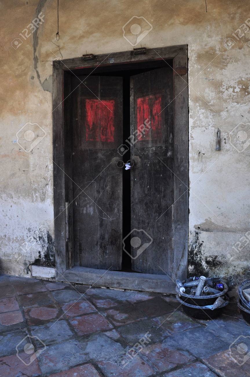 暗い玄関に通じる古いドアを開く の写真素材 画像素材 Image