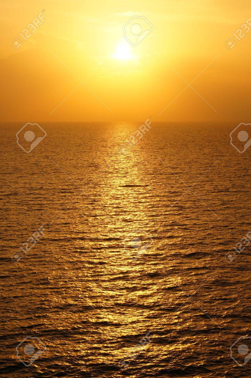 美しい黄色い太陽は海の真ん中に設定 の写真素材 画像素材 Image