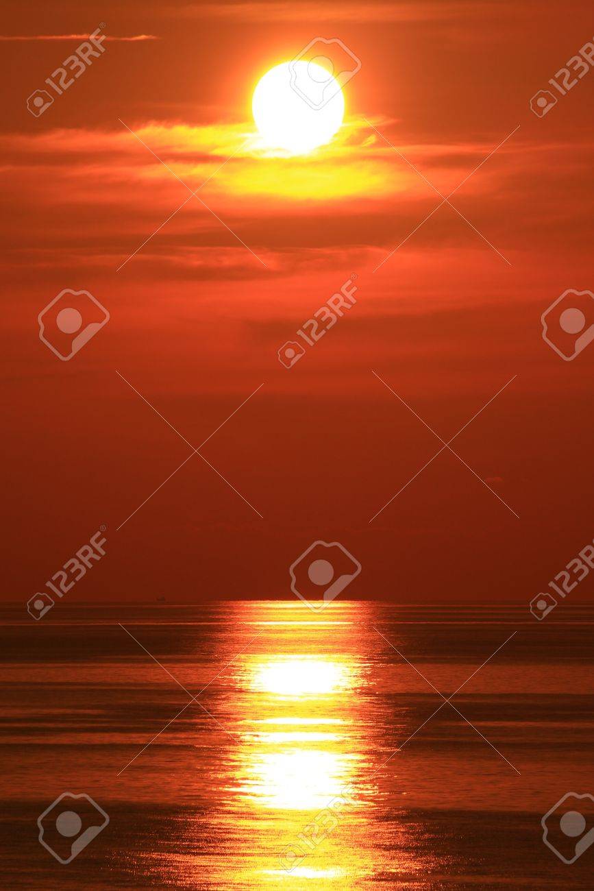 大きな赤い海の真ん中に太陽と劇的な太陽セット の写真素材 画像素材 Image