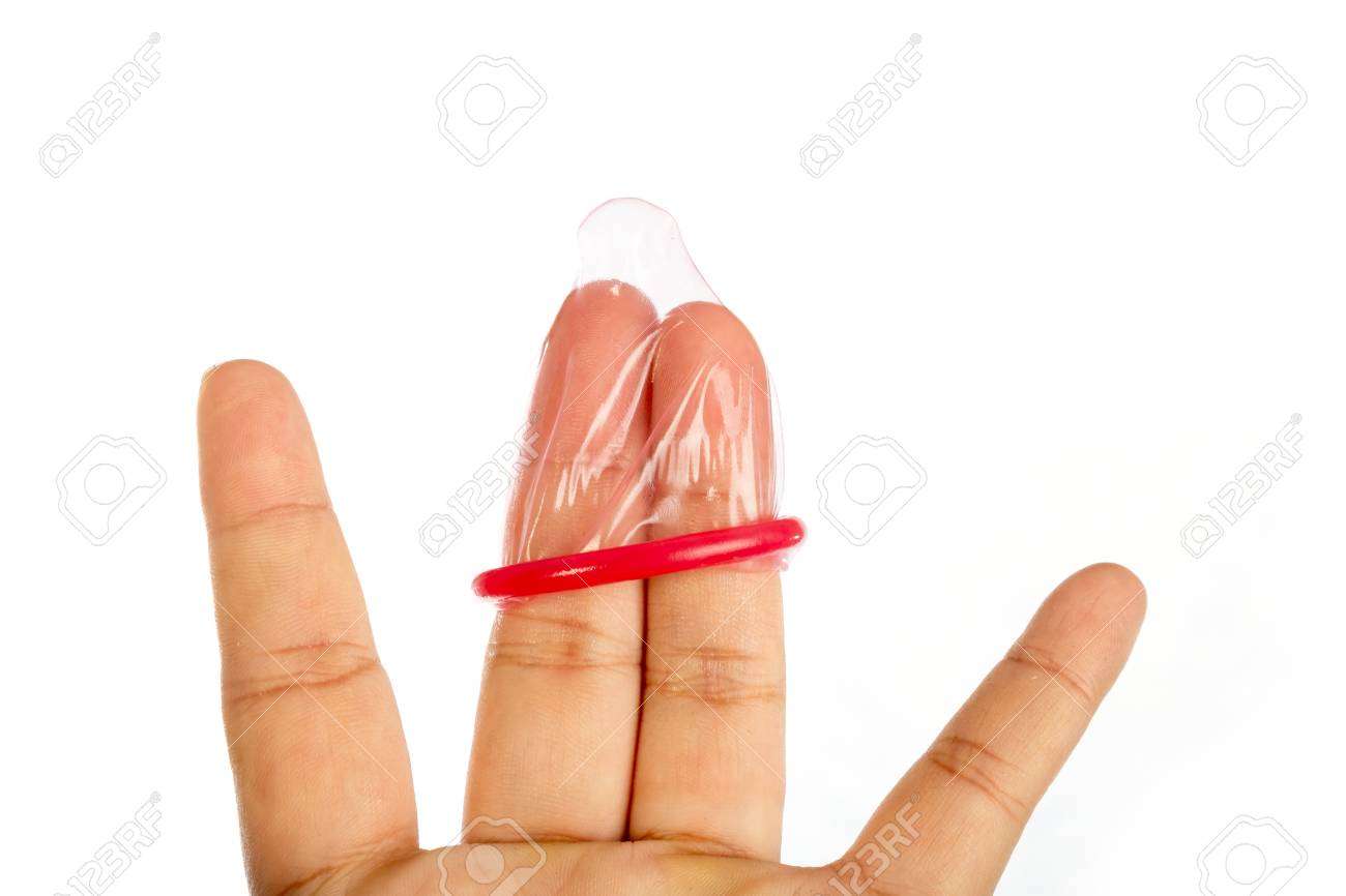 손가락으로 콘돔을 풀어주는 청년 로열티 무료 사진, 그림, 이미지 그리고 스톡포토그래피. Image 50035543