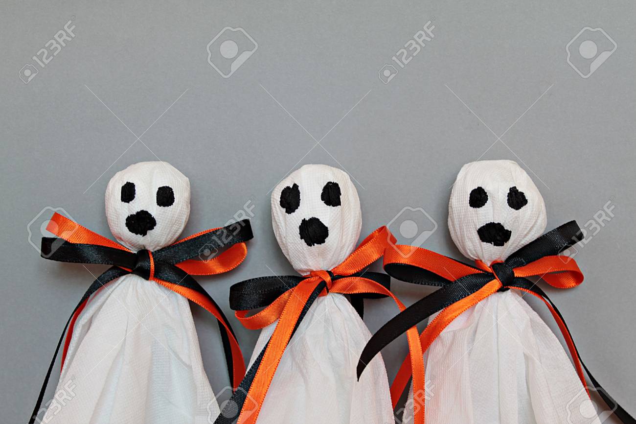 Halloween Concept Background: Trois Fantômes De Halloween Bricolage Fait À  Partir De Papier De Soie Blanc, Ruban Noir Et Orange Sur Fond Gris Banque  D'images Et Photos Libres De Droits. Image 63241292.