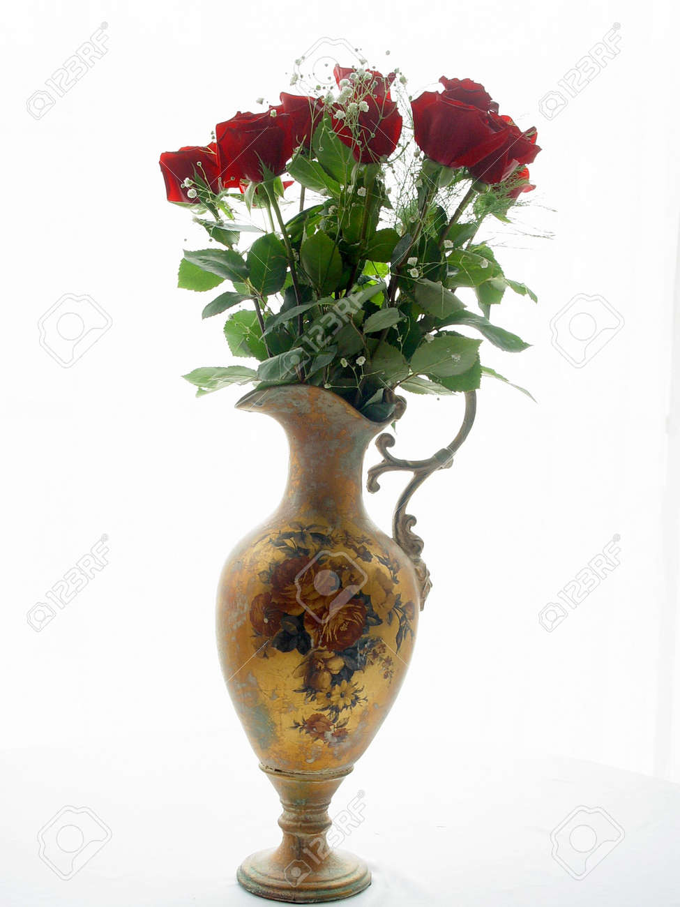 photo bouquet of a dozen red roses in beautiful gold vase