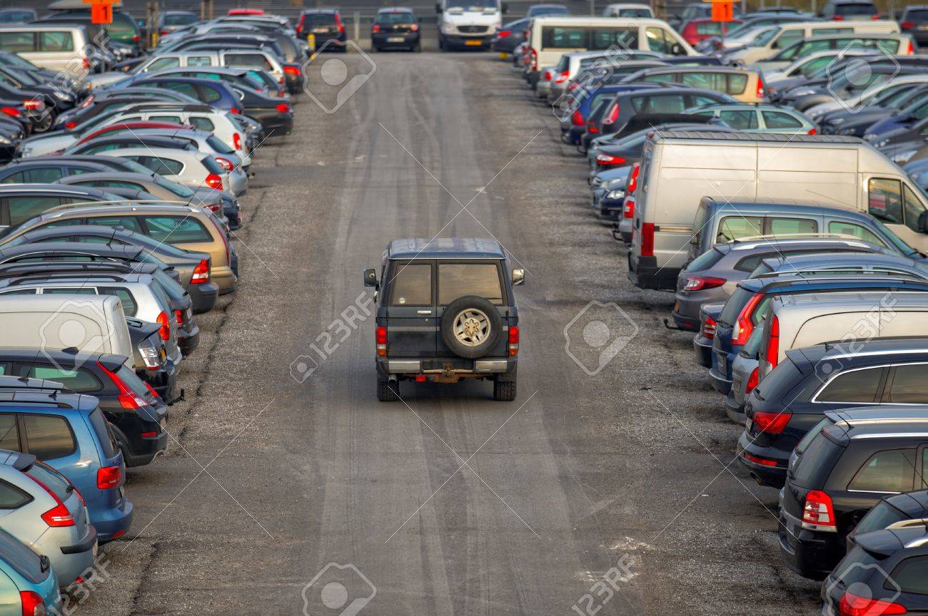 車の多くの屋外駐車場 の写真素材 画像素材 Image
