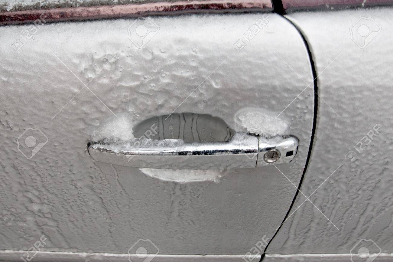 車のドアをカバーする氷の層を処理します の写真素材 画像素材 Image