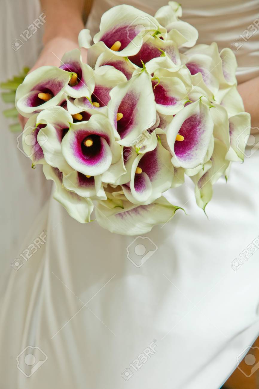 Mariée Avec Des Fleurs De Mariage Blanc