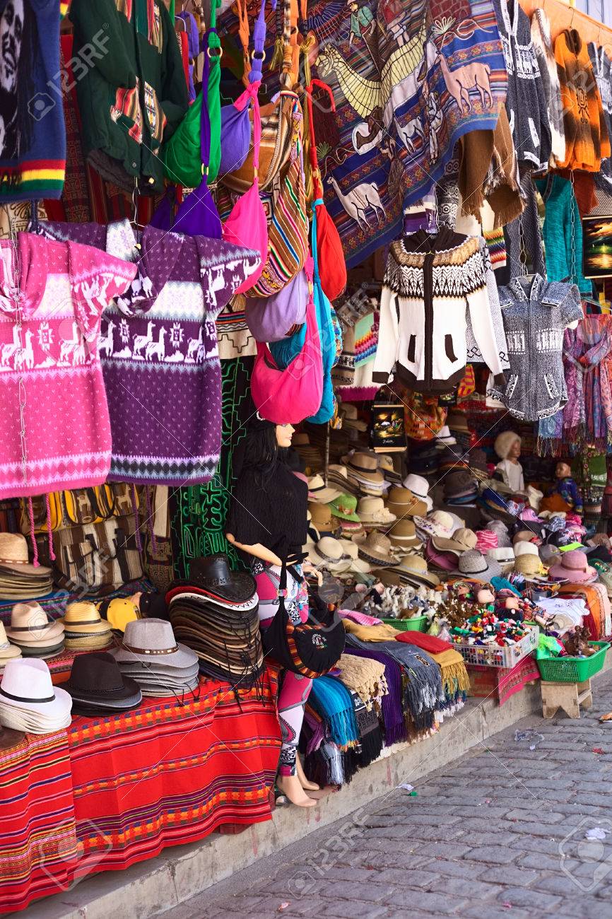コパカバーナ ボリビア 14 年 10 月 19 日 帽子 セーター スカーフ 14 年 10 月 19 日ボリビア コパカバーナ 選択的なフォーカス画像の前面に でにチチカカ湖の岸に小さな観光地のお土産 工芸品ショップでバッグ の写真素材 画像素材 Image