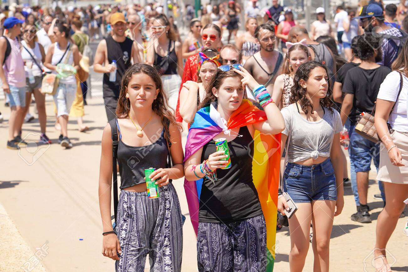 Biz hojatxonaga siyayotgan odamlarni kuzatdik