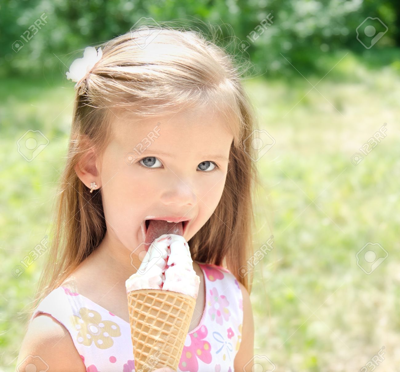 little girl icecream 屋外のアイスを食べて美しい少女の写真素材・画像素材 Image 20761156