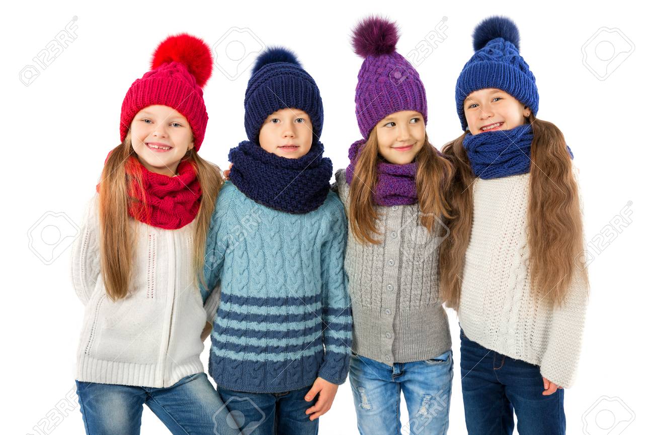 Grupo De Niños Lindos En Invierno Cálido Sombreros Y Bufandas Aislados En Blanco. Ropa Invierno Para Niños Fotos, Retratos, Imágenes Y Fotografía De Archivo Libres De Derecho. Image 90776284.
