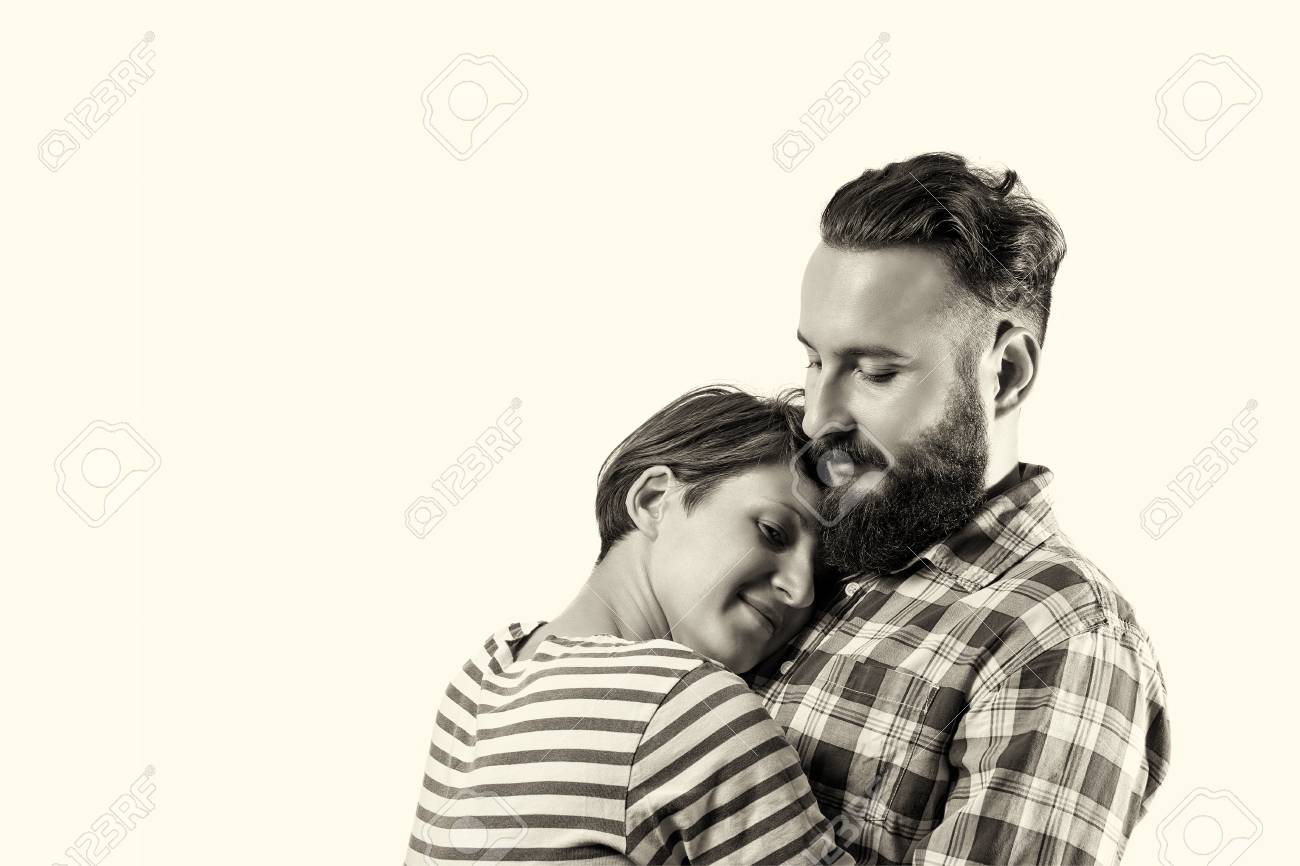 Noir Et Blanc Portrait Isole D Un Mec Barbu Qui Embrasse Une Fille Epouse Amie L Image Symbolise Les Soins La Tendresse L Amour Fidelite Protection Il Y A Un Spase Pour Votre Texte