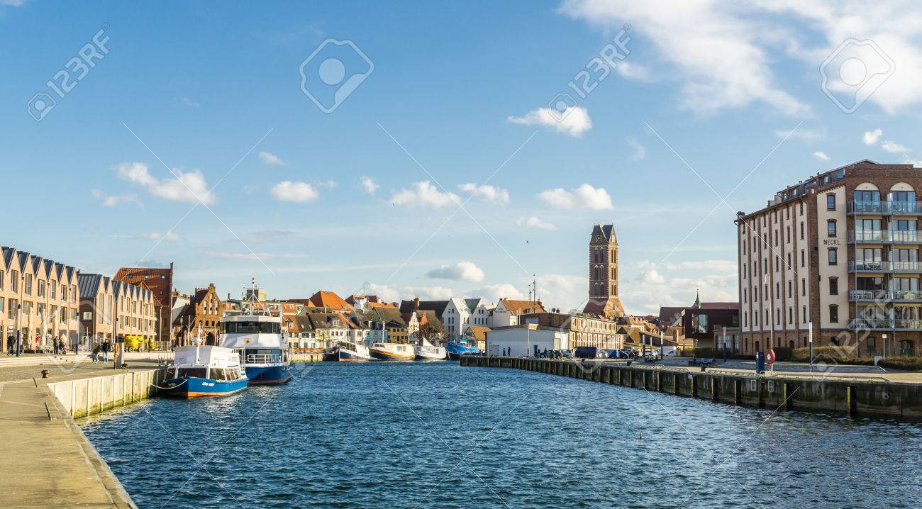 Blick Auf Wismar Alter Hafen Mit Schiffen Und Häusern Lizenzfreie ... Blick Auf Wismar Alter Hafen Mit Schiffen Und Häusern Lizenzfreie ...