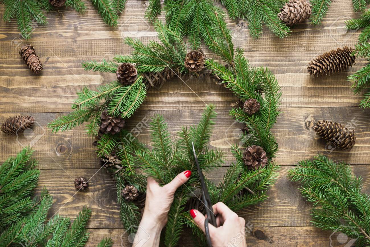 新鮮なすべての自然な材料を使ったクリスマス リースを作る フラットが横たわっていた 平面図です の写真素材 画像素材 Image